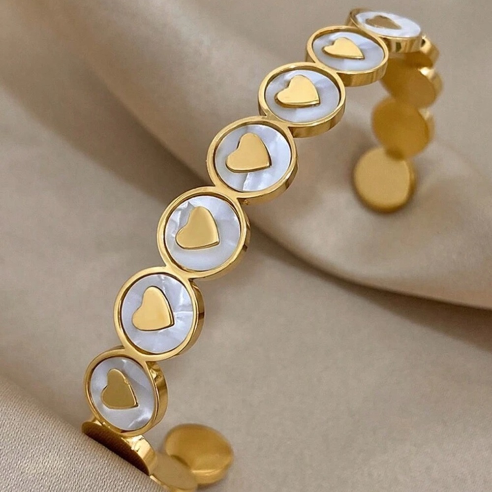 BRACELET